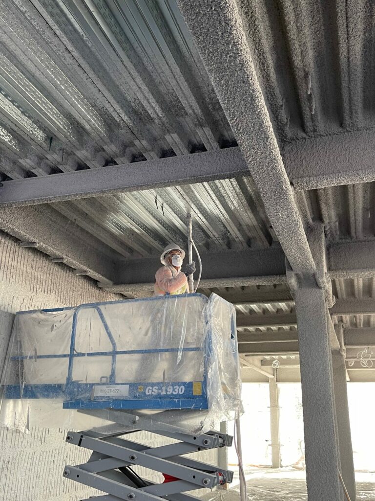 Aplicaci&oacute;n de mortero ign&iacute;fugo proyectado sobre estructura met&aacute;lica
