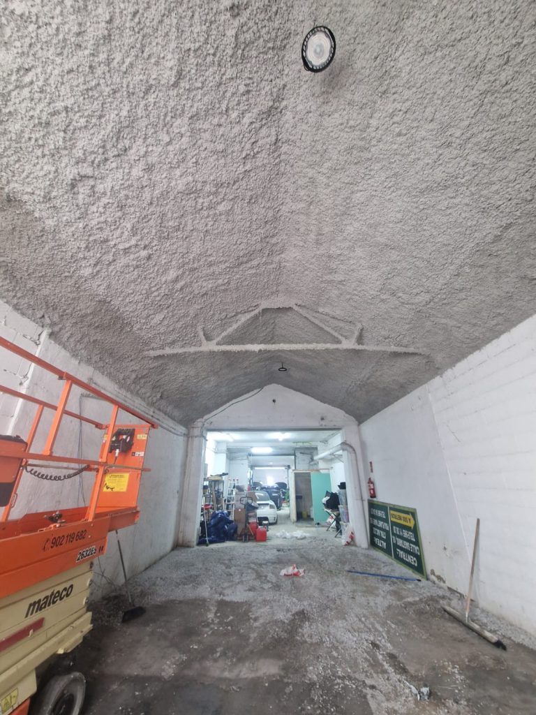 Aislamiento Térmico y Acústico Proyectado en Almacén en Altea